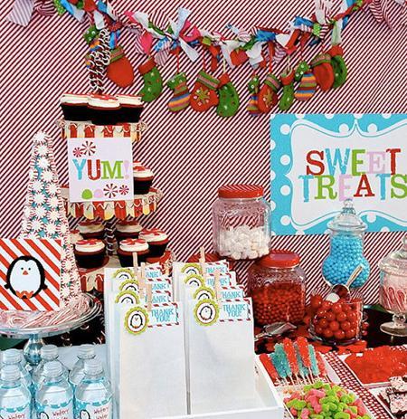 Mesa de dulces: Una mesa alegre para una fiesta de Navidad