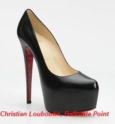 Victoria Beckham, de negro y como recién salida de su propia pasarela