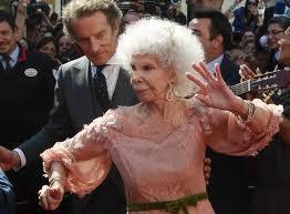 D.J. en un macro festival rave en Aluche. Asi despedirá el año la Duquesa de Alba.