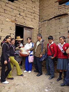 (3) NAVIDAD EN MI INSTITUCIÓN EDUCATIVA: REPARTO DE CANASTAS NAVIDEÑAS