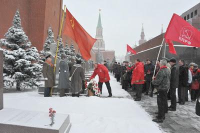 Fotos de la ofrenda floral del PCFR por el 132 aniversario del nacimiento de Josif Stalin