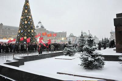 Fotos de la ofrenda floral del PCFR por el 132 aniversario del nacimiento de Josif Stalin