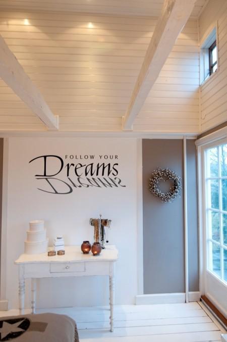 suelos de madera blanca paredes y techos panelados blancos muebles vintage muebles de formas redondeadas fundas de tela de sillas Estilo nórdico romántico estilo femenino decoración femenina decoración estilo nórdico 