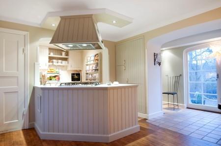 suelos de madera blanca paredes y techos panelados blancos muebles vintage muebles de formas redondeadas fundas de tela de sillas Estilo nórdico romántico estilo femenino decoración femenina decoración estilo nórdico 