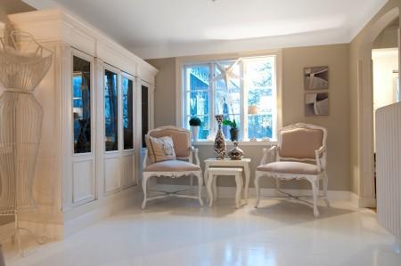 suelos de madera blanca paredes y techos panelados blancos muebles vintage muebles de formas redondeadas fundas de tela de sillas Estilo nórdico romántico estilo femenino decoración femenina decoración estilo nórdico 