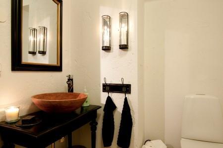 suelos de madera blanca paredes y techos panelados blancos muebles vintage muebles de formas redondeadas fundas de tela de sillas Estilo nórdico romántico estilo femenino decoración femenina decoración estilo nórdico 