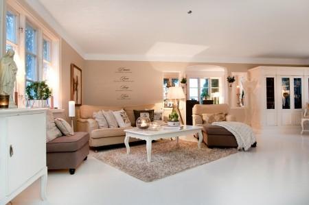 suelos de madera blanca paredes y techos panelados blancos muebles vintage muebles de formas redondeadas fundas de tela de sillas Estilo nórdico romántico estilo femenino decoración femenina decoración estilo nórdico 