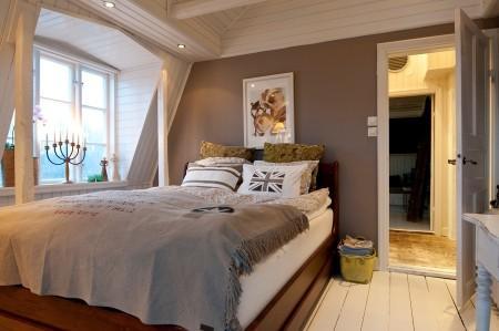 suelos de madera blanca paredes y techos panelados blancos muebles vintage muebles de formas redondeadas fundas de tela de sillas Estilo nórdico romántico estilo femenino decoración femenina decoración estilo nórdico 