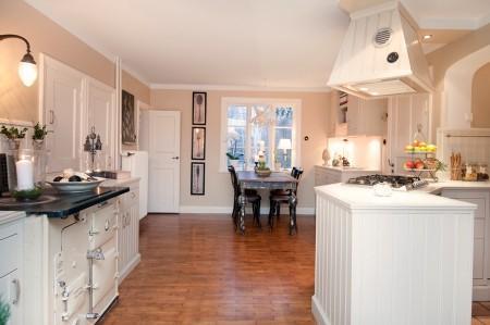 suelos de madera blanca paredes y techos panelados blancos muebles vintage muebles de formas redondeadas fundas de tela de sillas Estilo nórdico romántico estilo femenino decoración femenina decoración estilo nórdico 