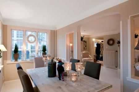 suelos de madera blanca paredes y techos panelados blancos muebles vintage muebles de formas redondeadas fundas de tela de sillas Estilo nórdico romántico estilo femenino decoración femenina decoración estilo nórdico 