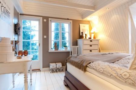 suelos de madera blanca paredes y techos panelados blancos muebles vintage muebles de formas redondeadas fundas de tela de sillas Estilo nórdico romántico estilo femenino decoración femenina decoración estilo nórdico 