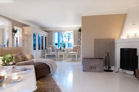 suelos de madera blanca paredes y techos panelados blancos muebles vintage muebles de formas redondeadas fundas de tela de sillas Estilo nórdico romántico estilo femenino decoración femenina decoración estilo nórdico 