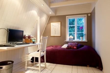 suelos de madera blanca paredes y techos panelados blancos muebles vintage muebles de formas redondeadas fundas de tela de sillas Estilo nórdico romántico estilo femenino decoración femenina decoración estilo nórdico 