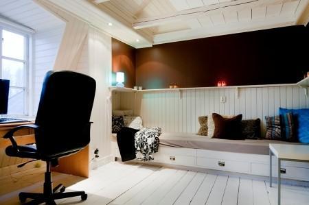 suelos de madera blanca paredes y techos panelados blancos muebles vintage muebles de formas redondeadas fundas de tela de sillas Estilo nórdico romántico estilo femenino decoración femenina decoración estilo nórdico 