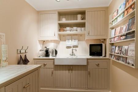 suelos de madera blanca paredes y techos panelados blancos muebles vintage muebles de formas redondeadas fundas de tela de sillas Estilo nórdico romántico estilo femenino decoración femenina decoración estilo nórdico 