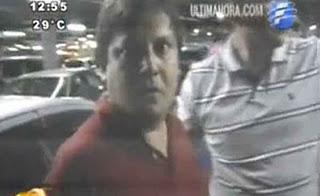 Funcionario come cheque en Paraguay