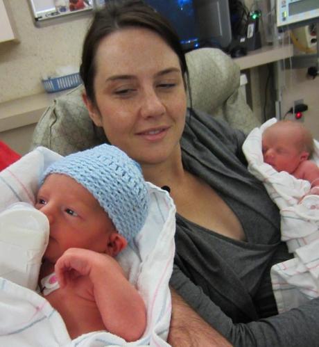 Dos gemelos que nacieron en años diferentes