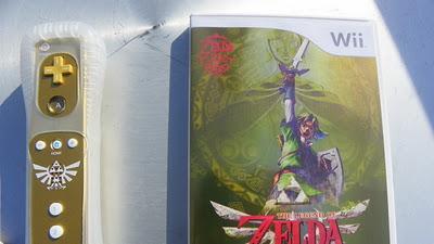 Mostrando el interior de la caja de Zelda Skyward Sword