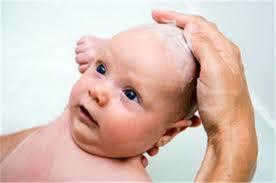 Cómo lavar el pelo del bebé