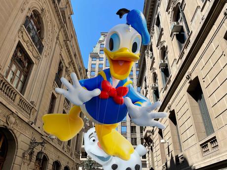 Conectar con la emoción: los 10 personajes de Disney que inspiraron los globos presentes en Paris Parade 2023 DONALD_OLAF