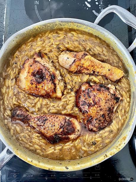 Risoni de calabaza y curry con pollo marinado al ajo y limón