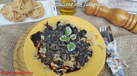 Fettuccine con calamares en tinta