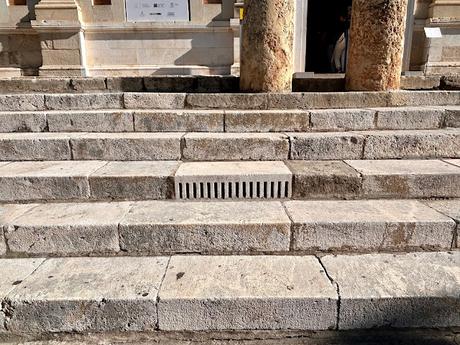 Las rejillas de las escaleras del Archivo de Indias.