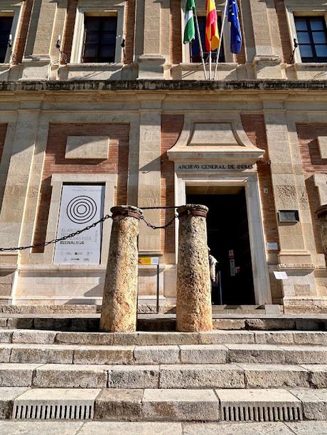 Las rejillas de las escaleras del Archivo de Indias.