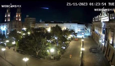 (video) Espectáculo Celestial: Meteorito Ilumina el Cielo en el Centro de México y se vío en SLP