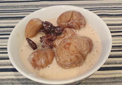 Castañas cocidas con bebida de avena, anís estrellado, canela y vainilla en polvo