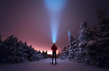 12 experiencias originales para hacer en el resort ARA Hombre haciendo esquí nocturno