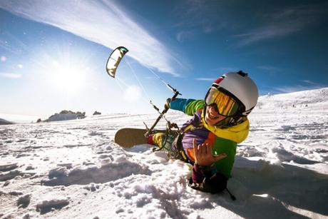 12 experiencias originales para hacer en el resort ARA Snowboarder practica snowboard en las montañas