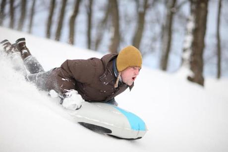 12 experiencias originales para hacer en el resort ARA Hombre haciendo airboarding en las montañas