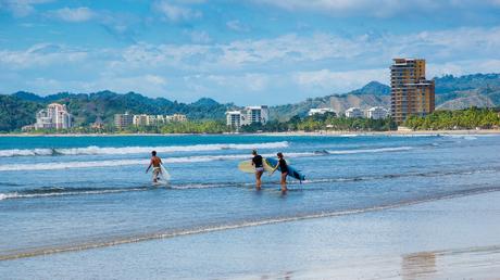 8 mejores lugares para surfear en Costa Rica Tomando clases de surf en Playa Jaco