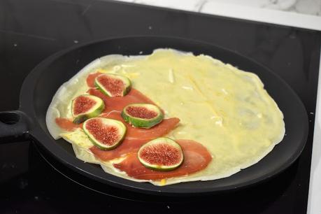 Crepes de jamón serrano, higos y mermelada de tomate