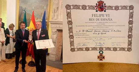Daniel Álvarez de la Llera, Director de Cultura Municipal, Honrado con la Cruz de Oficial de la Orden de Isabel La Católica