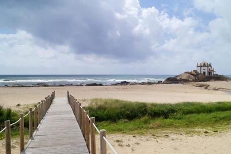 La pasarela en la playa Senhor da Pedra, Oporto