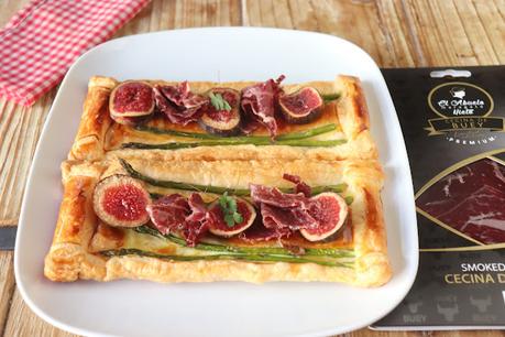 Hojaldre de espárragos con cecina de buey y con higos asados, el entrante crujiente para sorprender en Navidad Hojaldre de espárragos con cecina de buey y con higos asados, el entrante crujiente para sorprender en Navidad