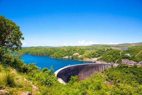 Los 8 lugares más bellos para visitar en Zimbabwe Vista del muro de la presa de Kariba desde arriba. El río Zambeze. Zimbabue África.