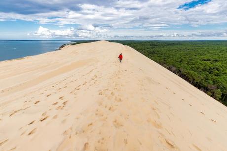 Mujer caminando por la Duna del Pilat