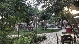Es un lugar idílico para comer en el jardín del restaurante Raftis.