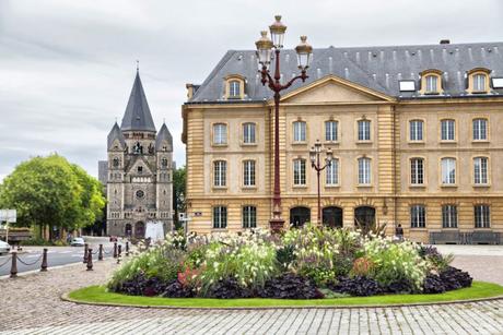 Place de la Comedie frente al edificio de la Ópera en Metz, Francia