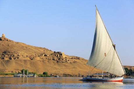 Una faluca navegando por el Nilo
