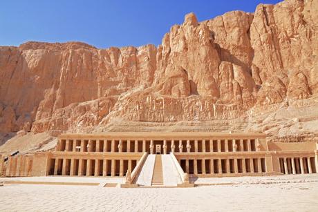 Entrada al templo mortuorio de Hatshepsut con sus acantilados y montañas al fondo, Djeser-Djeseru, Deir el Bahari, cerca del Valle de los Reyes, Luxor, Egipto.