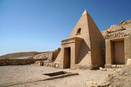 Pequeña pirámide en el Valle de los Artesanos, Deir el-Medina, cerca de las tumbas del antiguo Egipto en las Montañas Tebal de Luxor