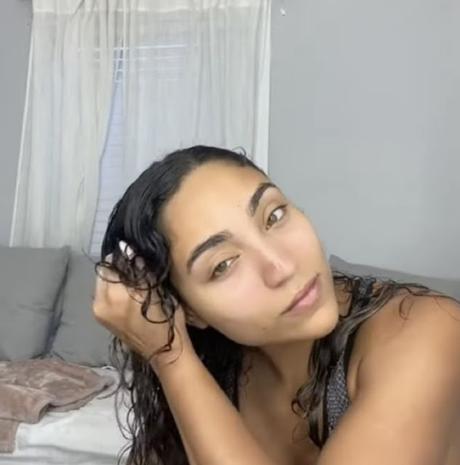 Técnica scrunch rulos Como se hace agarra el pelo