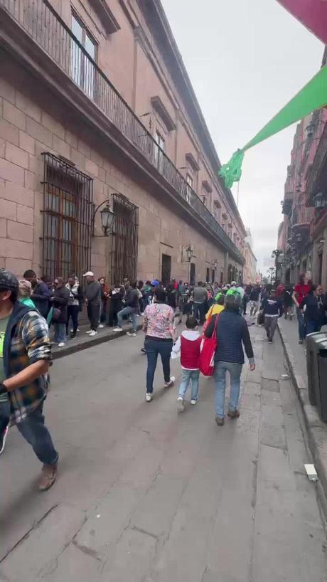 Aficionados Acuden al Palacio de Gobierno para Boletos Gratuitos al Concierto de Luis Miguel en San Luis Potosí
