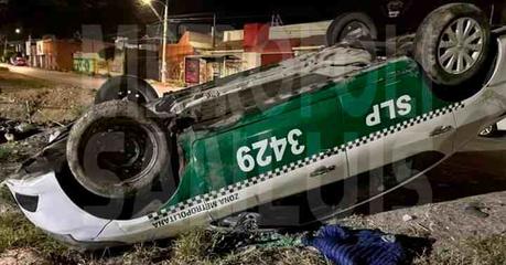 Taxi Vuelca y es Abandonado en Avenida Hernán Cortés