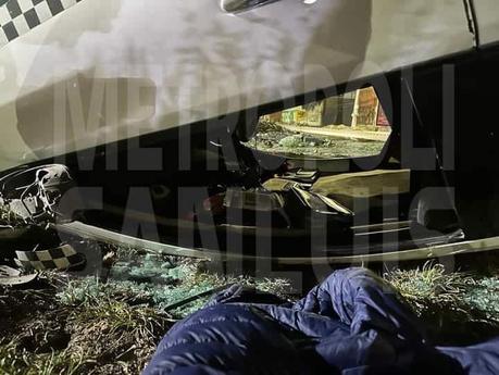 Taxi Vuelca y es Abandonado en Avenida Hernán Cortés