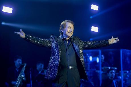 Raphael deslumbra en el Palau Sant Jordi en una noche llena de clásicos inolvidables